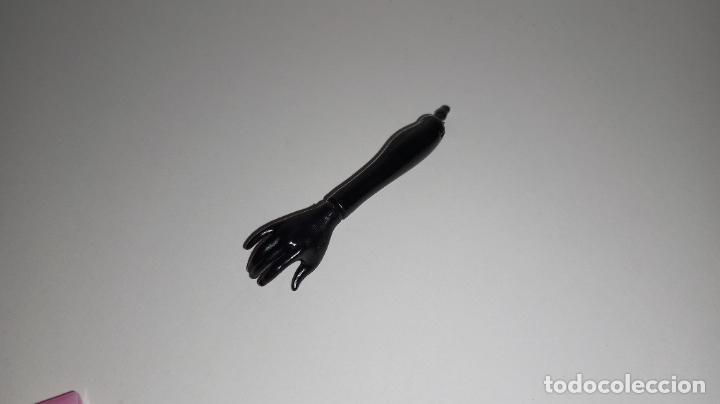 Mu&ntilde;ecas modernas: Brazo de mu&ntilde;eca Monster high - Foto 1