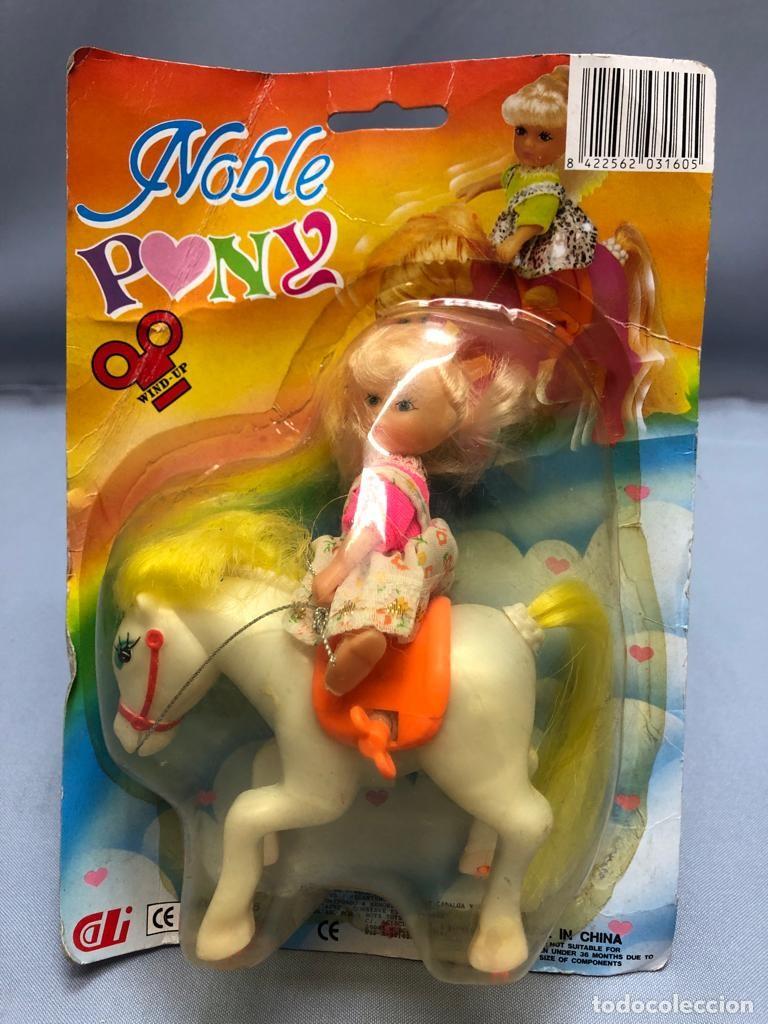 Mu&ntilde;ecas modernas: Mu&ntilde;eca noble pony a cuerda - Foto 1