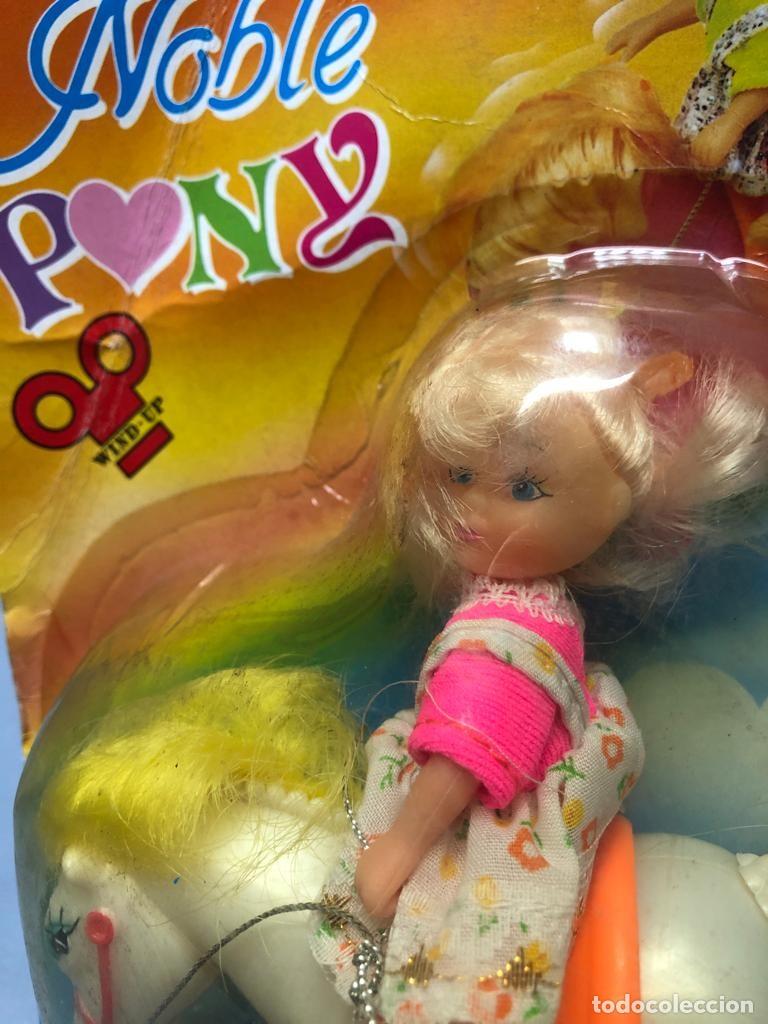 Mu&ntilde;ecas modernas: Mu&ntilde;eca noble pony a cuerda - Foto 2