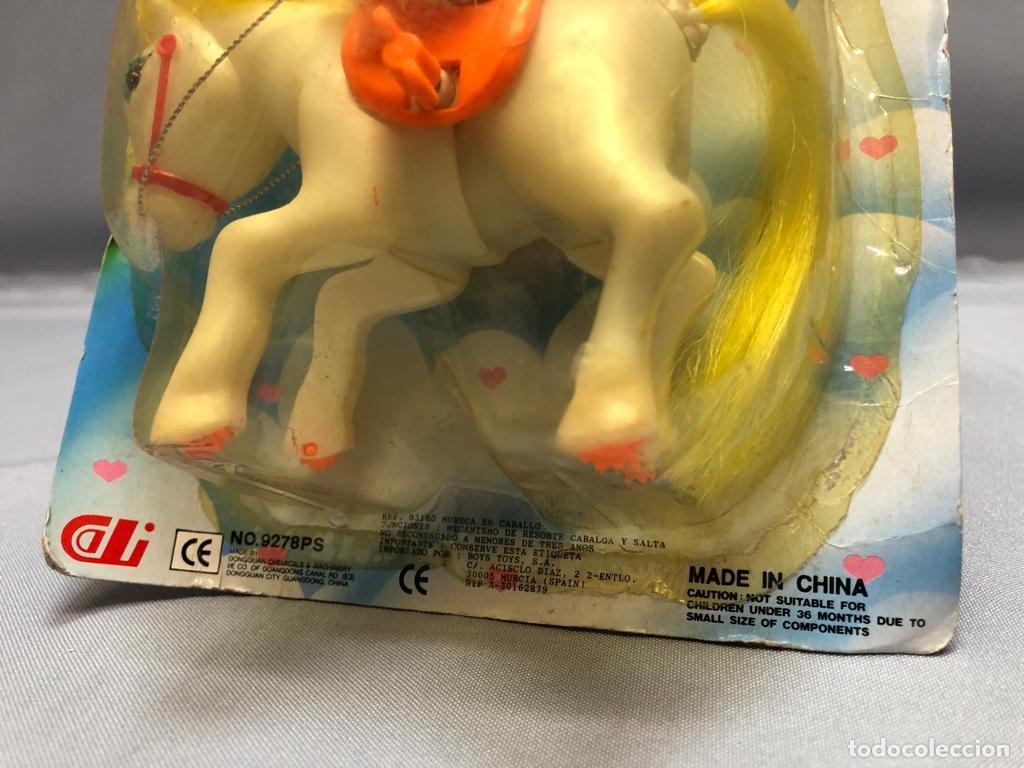 Mu&ntilde;ecas modernas: Mu&ntilde;eca noble pony a cuerda - Foto 3