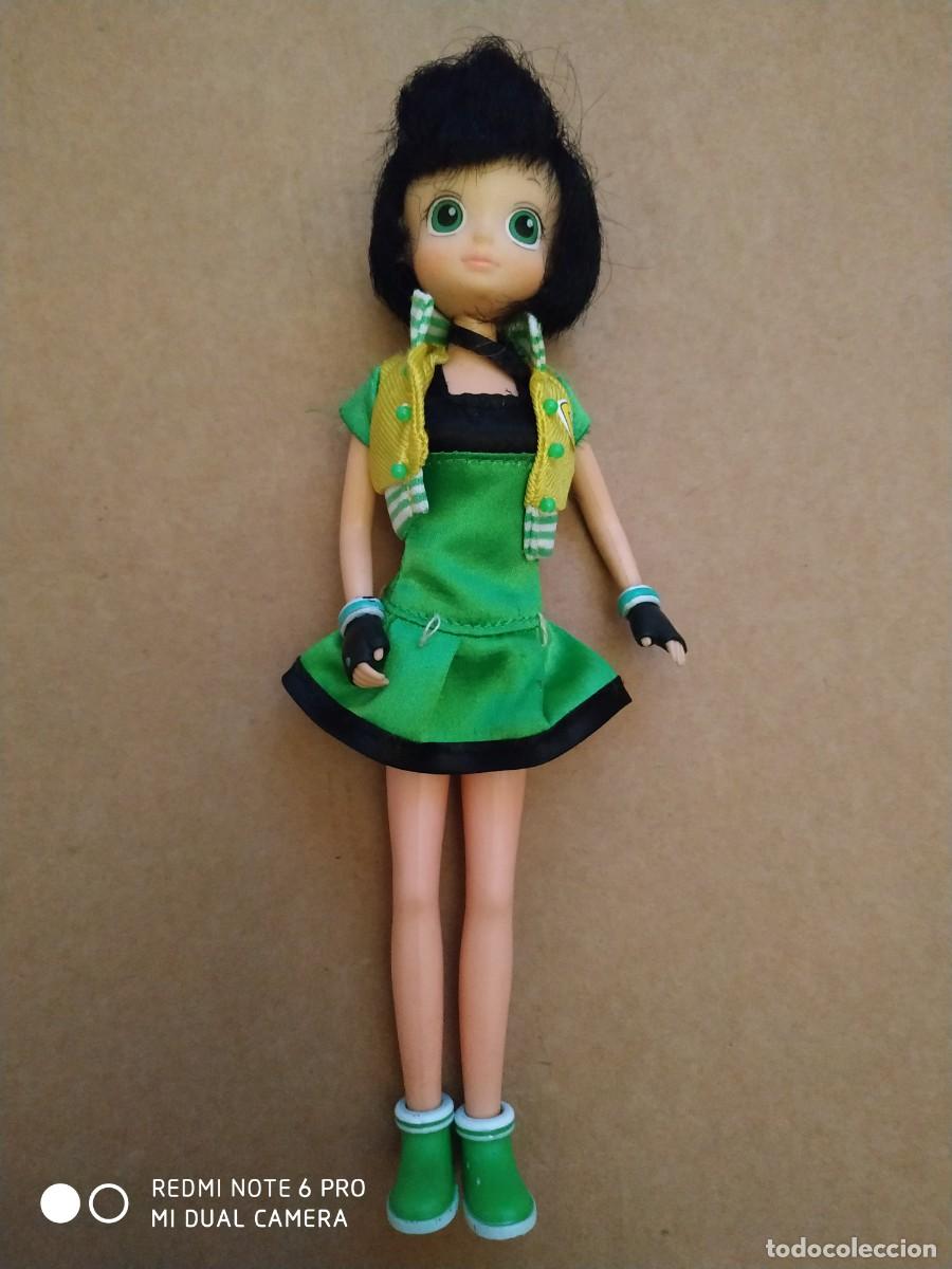 Mu&ntilde;ecas modernas: MU&Ntilde;ECA CON VESTIDO VERDE DESCONOZCO MARCA - Foto 1