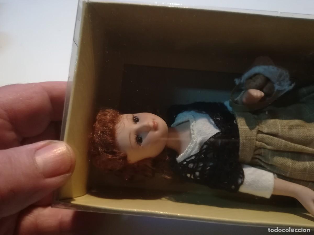 Mu&ntilde;ecas modernas: MU&Ntilde;ECA / MEDIDA CAJA 23 CM - Foto 2