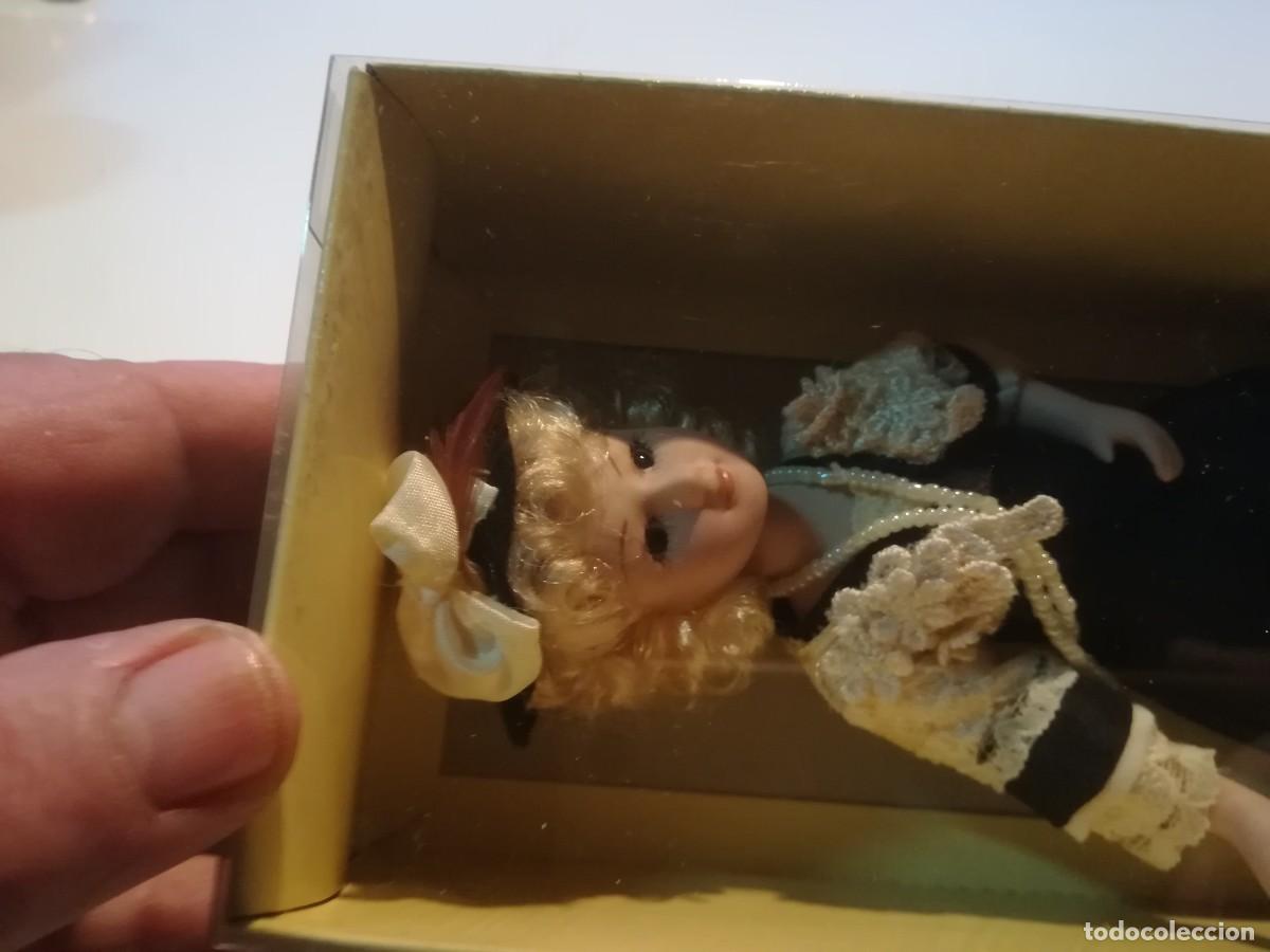 Mu&ntilde;ecas modernas: MU&Ntilde;ECA / MEDIDA CAJA 23 CM - Foto 2