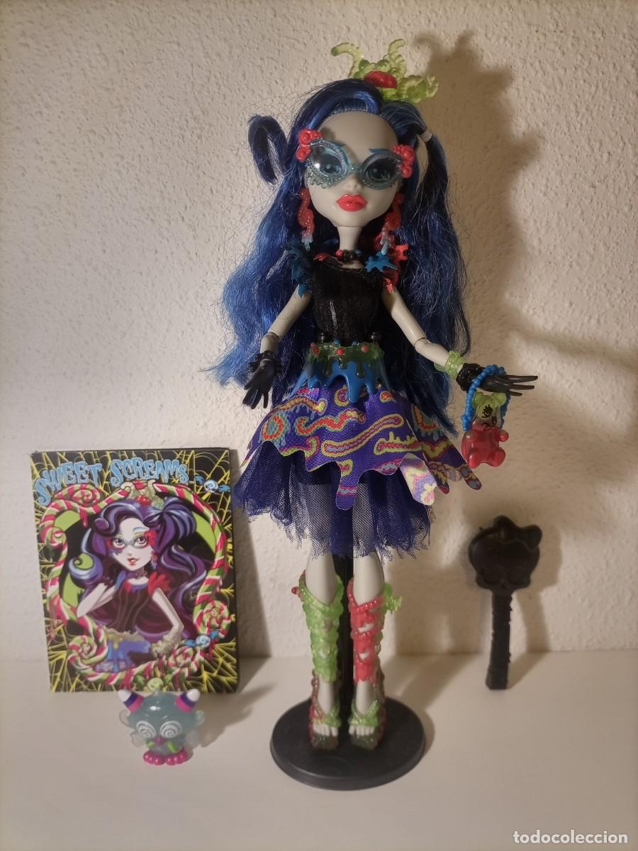 Ghoulia 2025 yelps muñeca