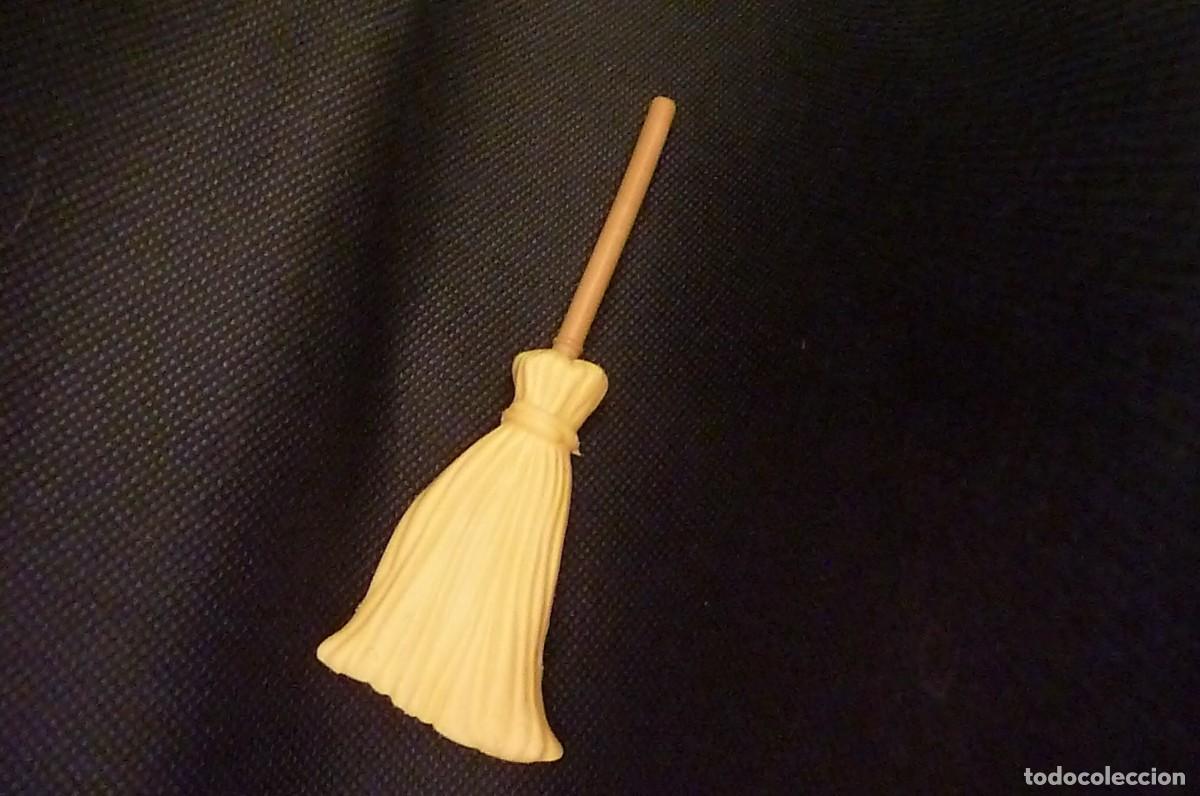 Mu&ntilde;ecas modernas: Escoba pl&aacute;stico para mu&ntilde;ecas - Foto 1