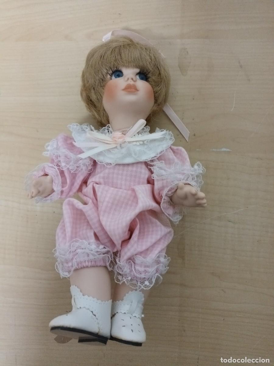 Mu&ntilde;ecas modernas: Mu&ntilde;eca de porcelana de la marca Franklin Herloom - Foto 1