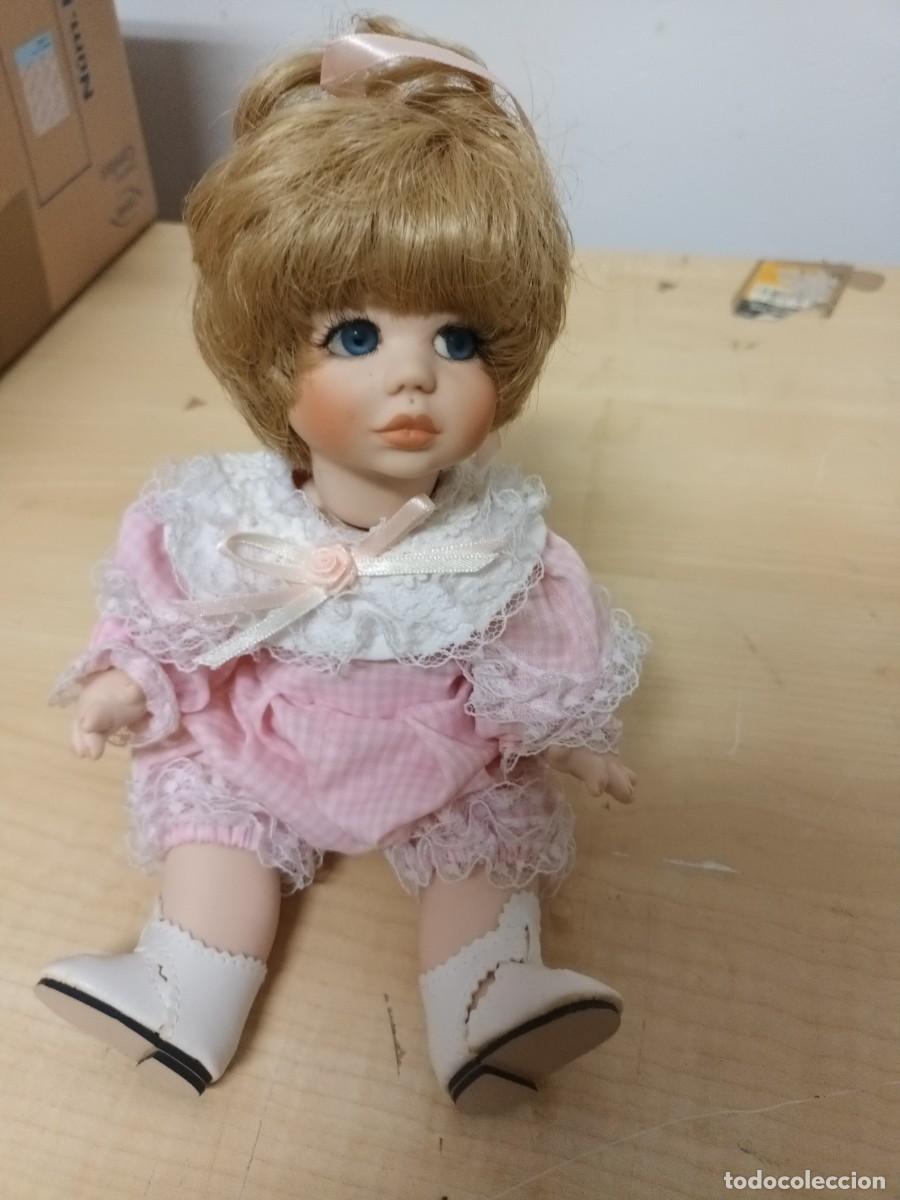 Mu&ntilde;ecas modernas: Mu&ntilde;eca de porcelana de la marca Franklin Herloom - Foto 2
