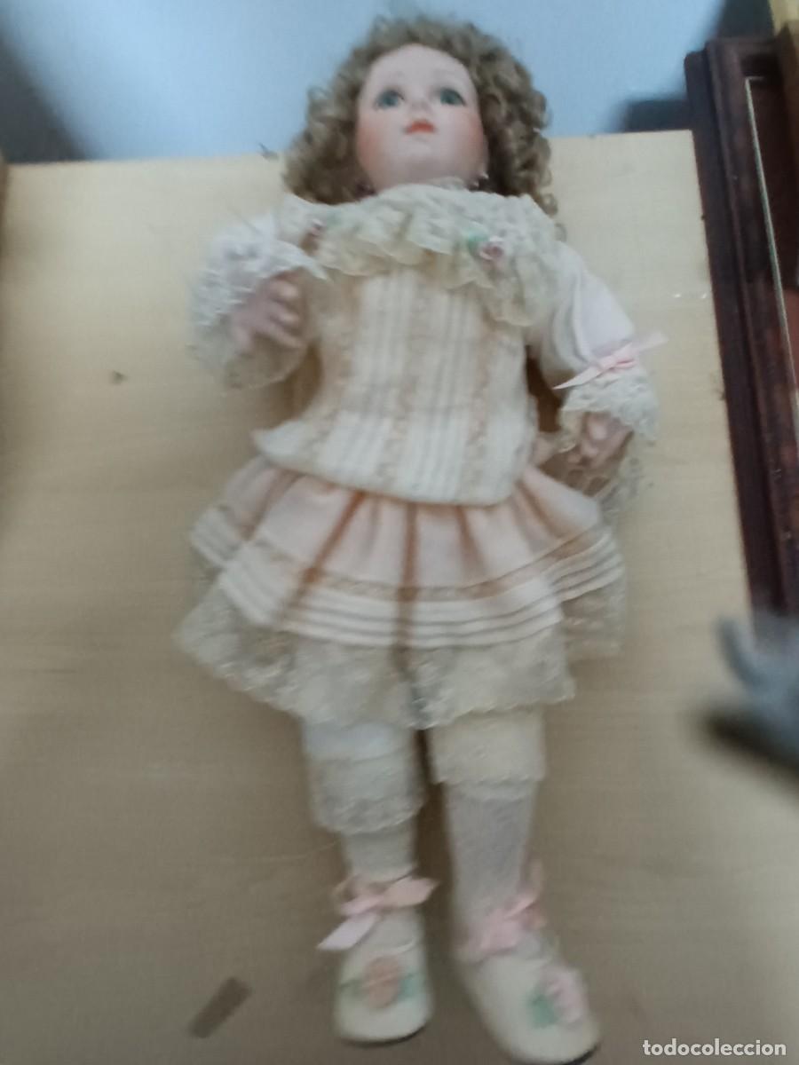 Mu&ntilde;ecas modernas: Mu&ntilde;eca de porcelana de la marca Franklin Herloom - Foto 2