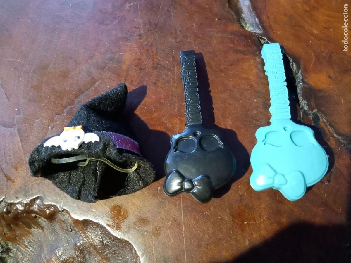 Mu&ntilde;ecas modernas: 2 CEPILLOS Y UN SOMBRERO MONSTERHIGH MUNECA - Foto 1