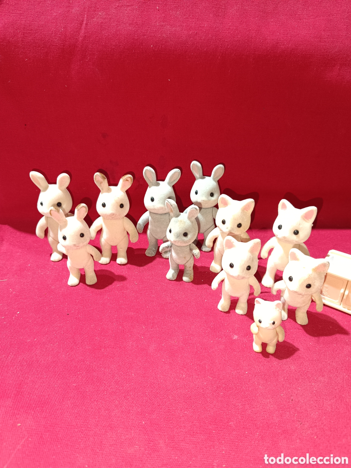 Mu&ntilde;ecas modernas: Lote Sylvanian figuras y muebles - Foto 2