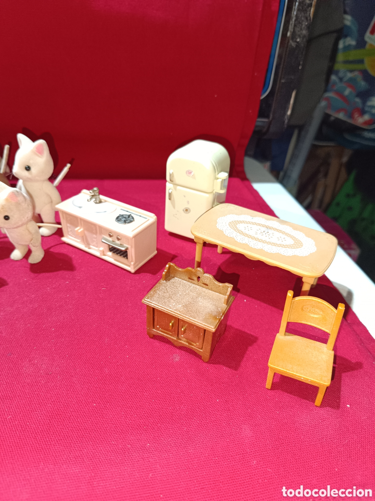 Mu&ntilde;ecas modernas: Lote Sylvanian figuras y muebles - Foto 3