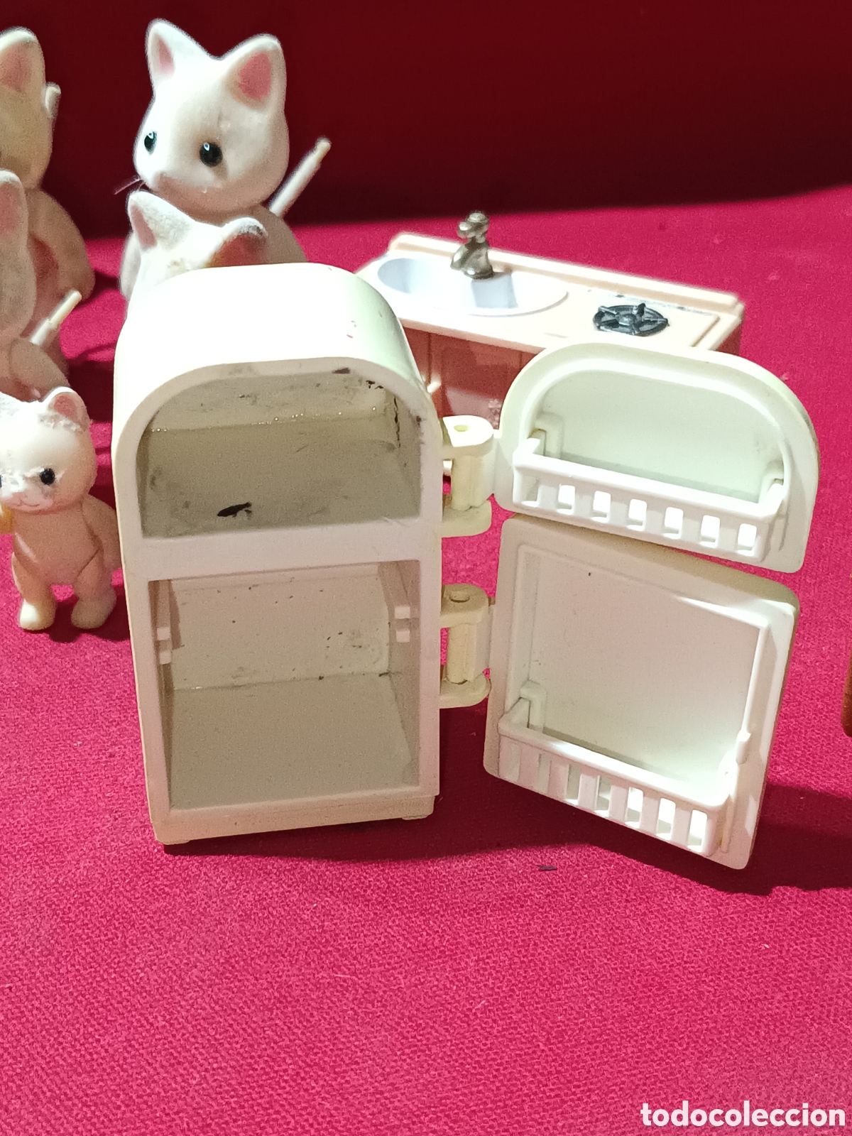 Mu&ntilde;ecas modernas: Lote Sylvanian figuras y muebles - Foto 4