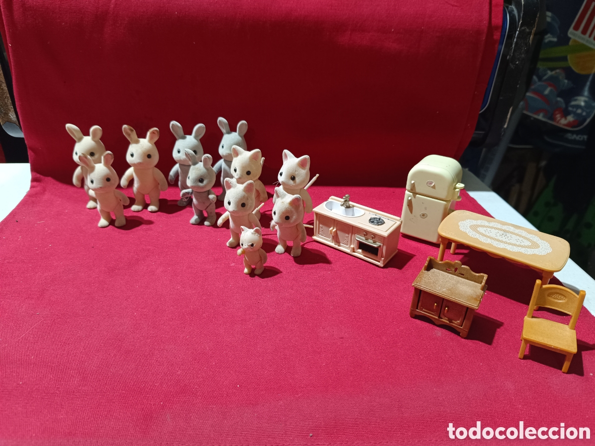 Mu&ntilde;ecas modernas: Lote Sylvanian figuras y muebles - Foto 1