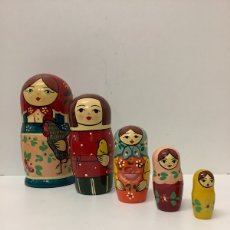 Muñecas Modernas: MATRIOSKA - MUÑECA RUSA - CINCO PIEZAS - PINTADA A MANO Y FIRMADA