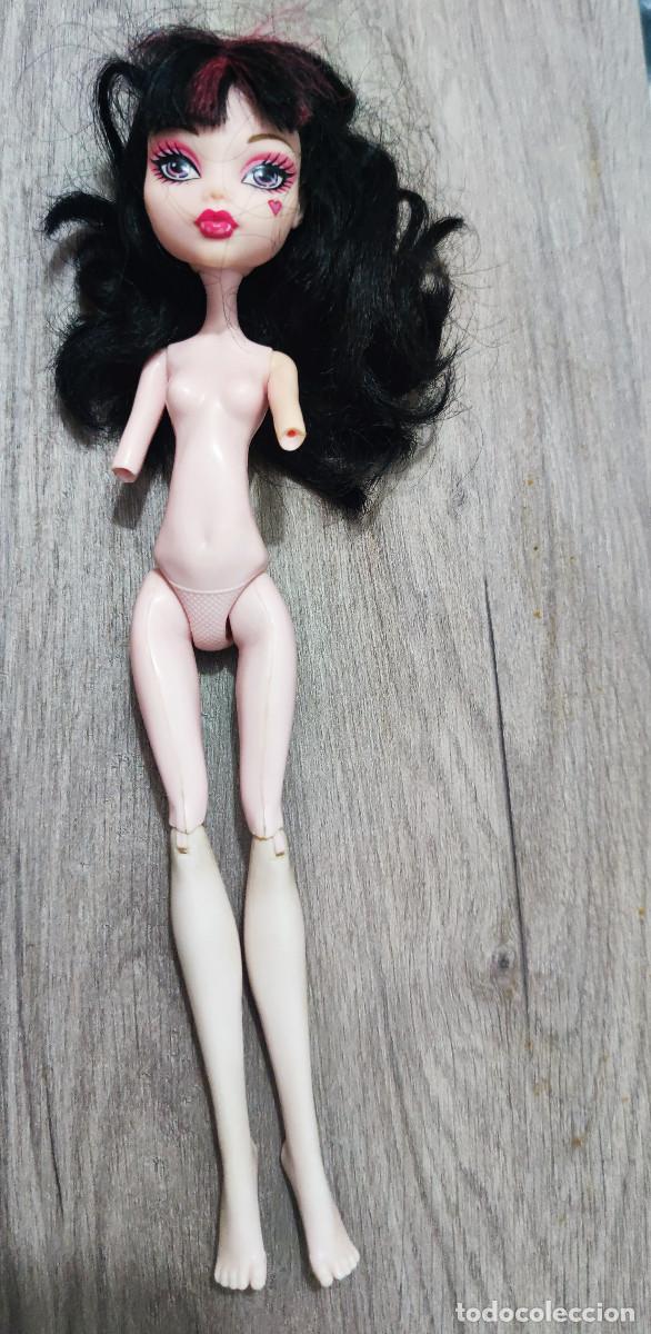 Mu&ntilde;ecas modernas: Mu&ntilde;eca Monster High Draculaura sin brazos - Foto 1
