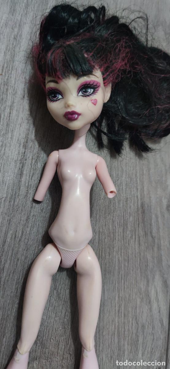 Mu&ntilde;ecas modernas: Mu&ntilde;eca Monster High Draculaura sin brazos - Foto 2