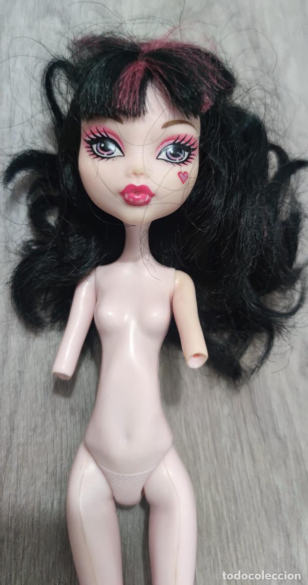 Mu&ntilde;ecas modernas: Mu&ntilde;eca Monster High Draculaura sin brazos - Foto 4