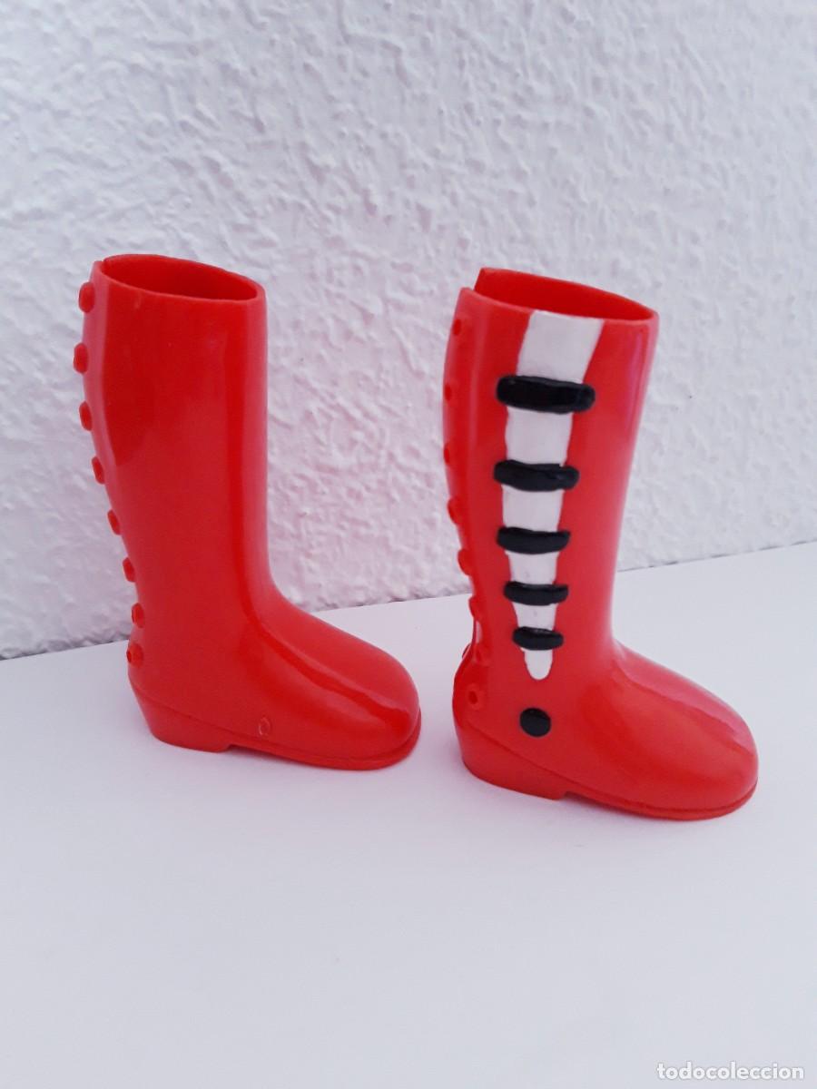 Mu&ntilde;ecas modernas: Botas Rojas Mu&ntilde;eca Nancy Famosa - Foto 1