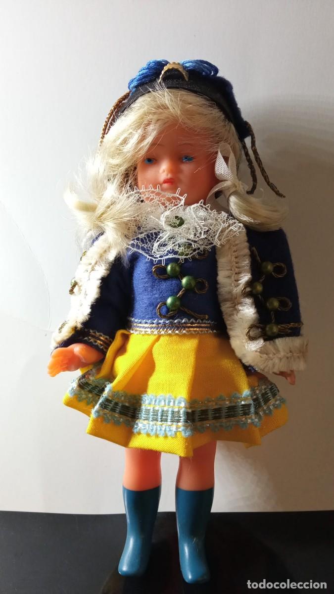 Mu&ntilde;ecas modernas: Preciosa mu&ntilde;eca folklorica de 19 cm - Foto 1
