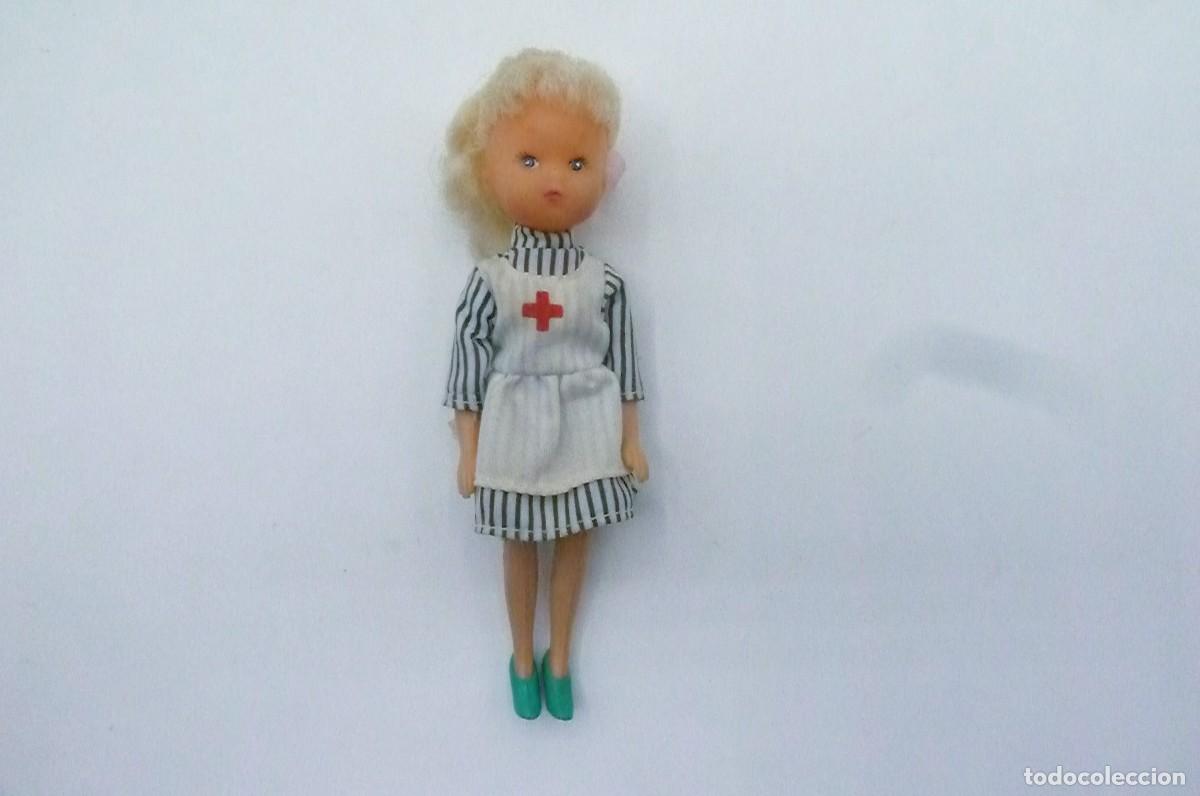 Mu&ntilde;ecas modernas: Mu&ntilde;eca enfermera vintage - Foto 1