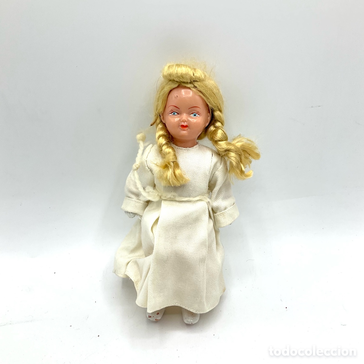 Mu&ntilde;ecas modernas: Antigua mu&ntilde;eca rubia vestida de blanco - Foto 1