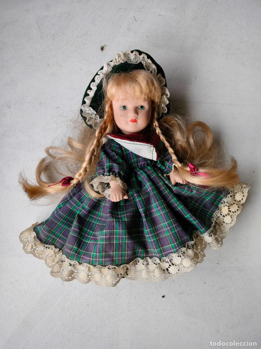 Mu&ntilde;ecas modernas: MU&Ntilde;ECA PEQUE&Ntilde;A CON SU TRAJE. - Foto 1