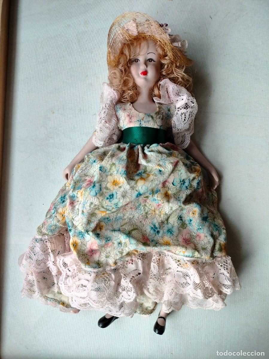 Mu&ntilde;ecas modernas: PEQUE&Ntilde;A MU&Ntilde;ECA CON SU TRAJE. - Foto 1