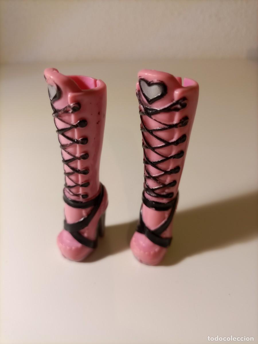 Mu&ntilde;ecas modernas: Botas de Draculaura B&aacute;sica mu&ntilde;eca Monster High