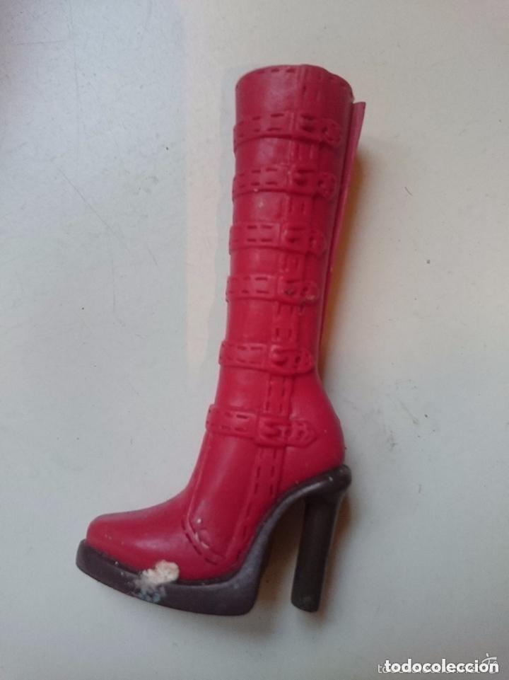 Mu&ntilde;ecas modernas: BOTA PEQUE&Ntilde;A ROJA PARA MU&Ntilde;ECA BRATZ - Foto 1