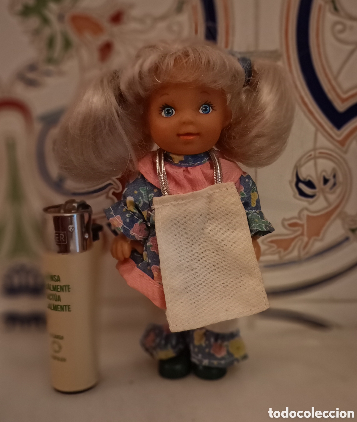 Mu&ntilde;ecas modernas: Mu&ntilde;eca con coletas y delantal - Foto 1