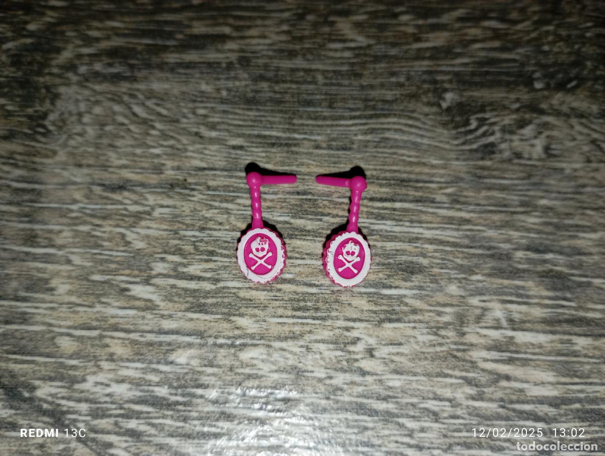 Mu&ntilde;ecas modernas: Pendientes de mu&ntilde;eca monster high - Foto 1