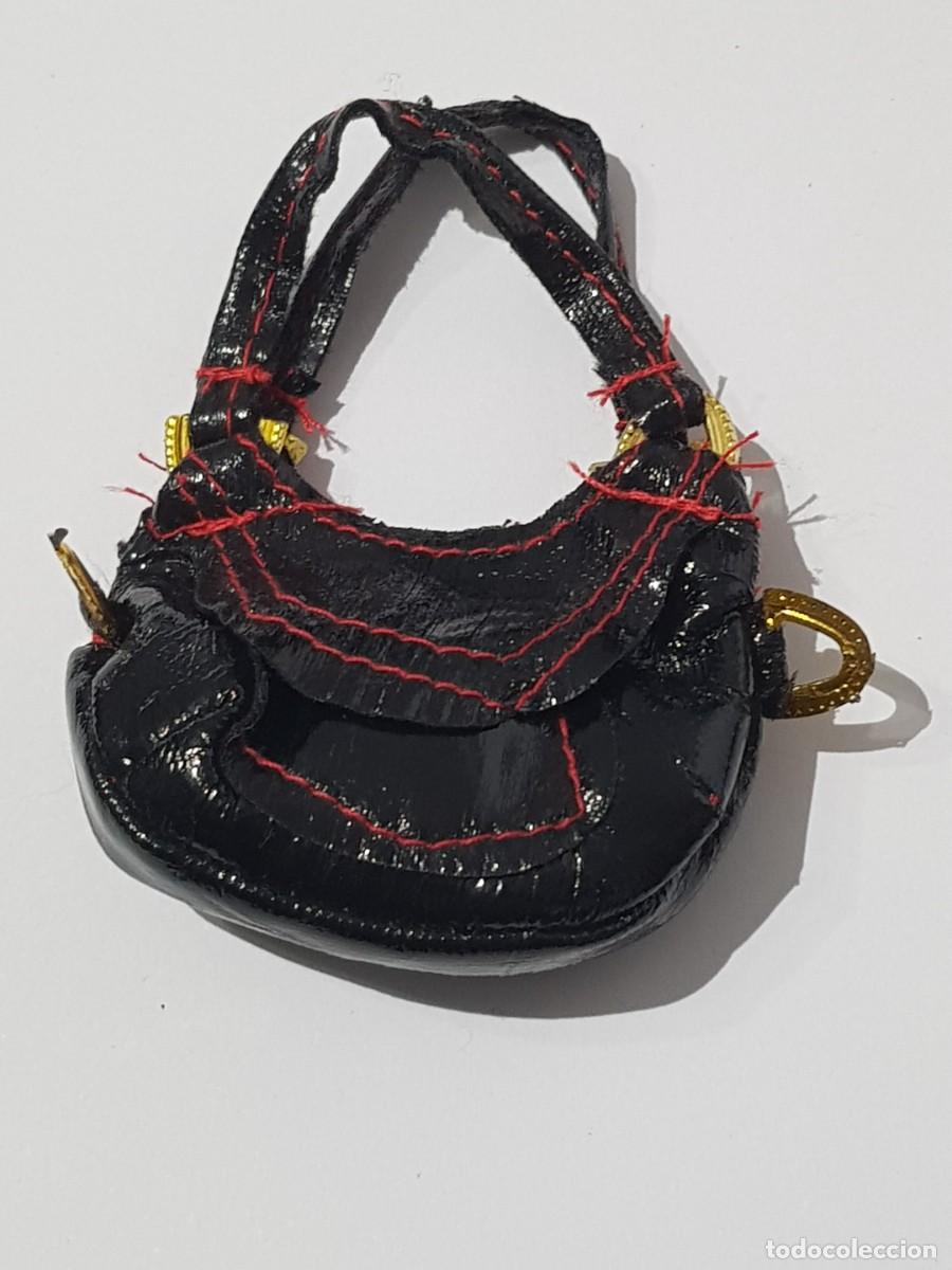 Mu&ntilde;ecas modernas: Mu&ntilde;eca bratz, bolso valido barbie - Foto 1