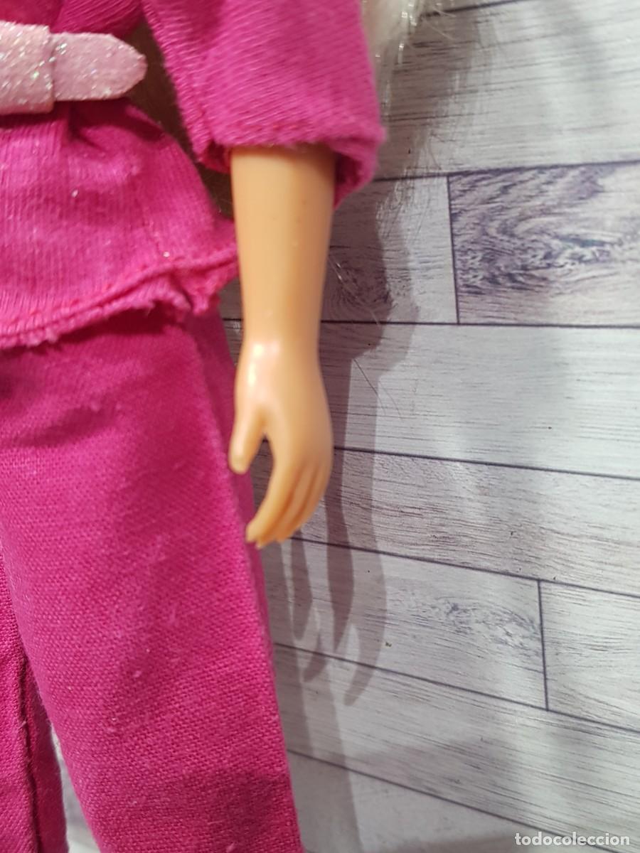 Mu&ntilde;ecas modernas: mu&ntilde;eca Sindy , cintur&oacute;n y pendientes no originales - Foto 5