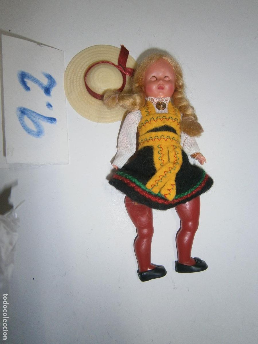 Mu&ntilde;ecas modernas: ANTIGUA MU&Ntilde;ECA CON TRAJE TRADICIONAL ETNICO - Foto 1