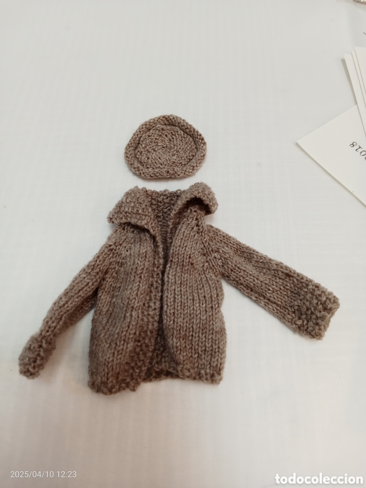 Mu&ntilde;ecas modernas: CONJUNTO MU&Ntilde;ECA PUNTO CHAQUETA Y GORRITO - Foto 1