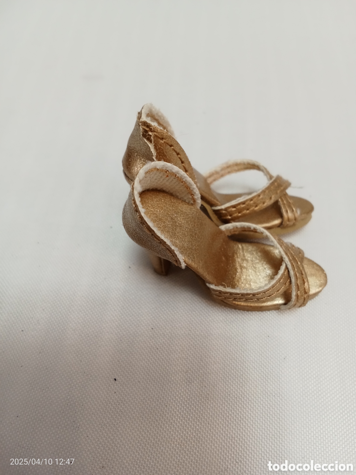 Mu&ntilde;ecas modernas: ZAPATO MU&Ntilde;ECA TAC&Oacute;N DORADO - Foto 2
