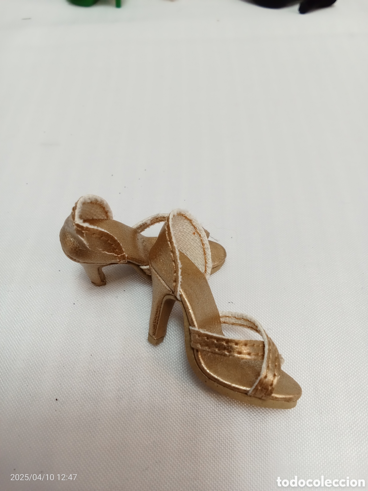 Mu&ntilde;ecas modernas: ZAPATO MU&Ntilde;ECA TAC&Oacute;N DORADO - Foto 3