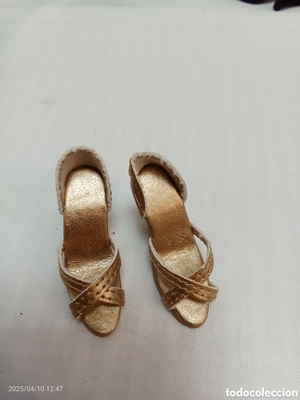 Mu&ntilde;ecas modernas: ZAPATO MU&Ntilde;ECA TAC&Oacute;N DORADO - Foto 1