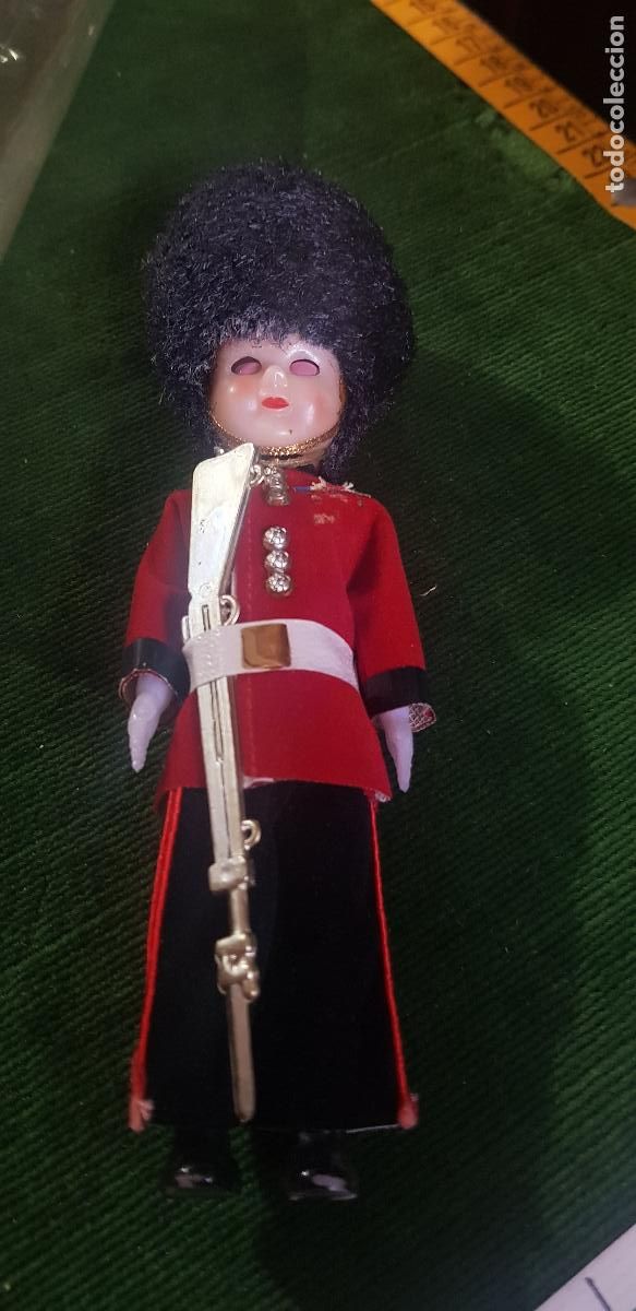 Mu&ntilde;ecas modernas: GUARDIA DE PALACIO BUCKINGHAIN - Foto 1