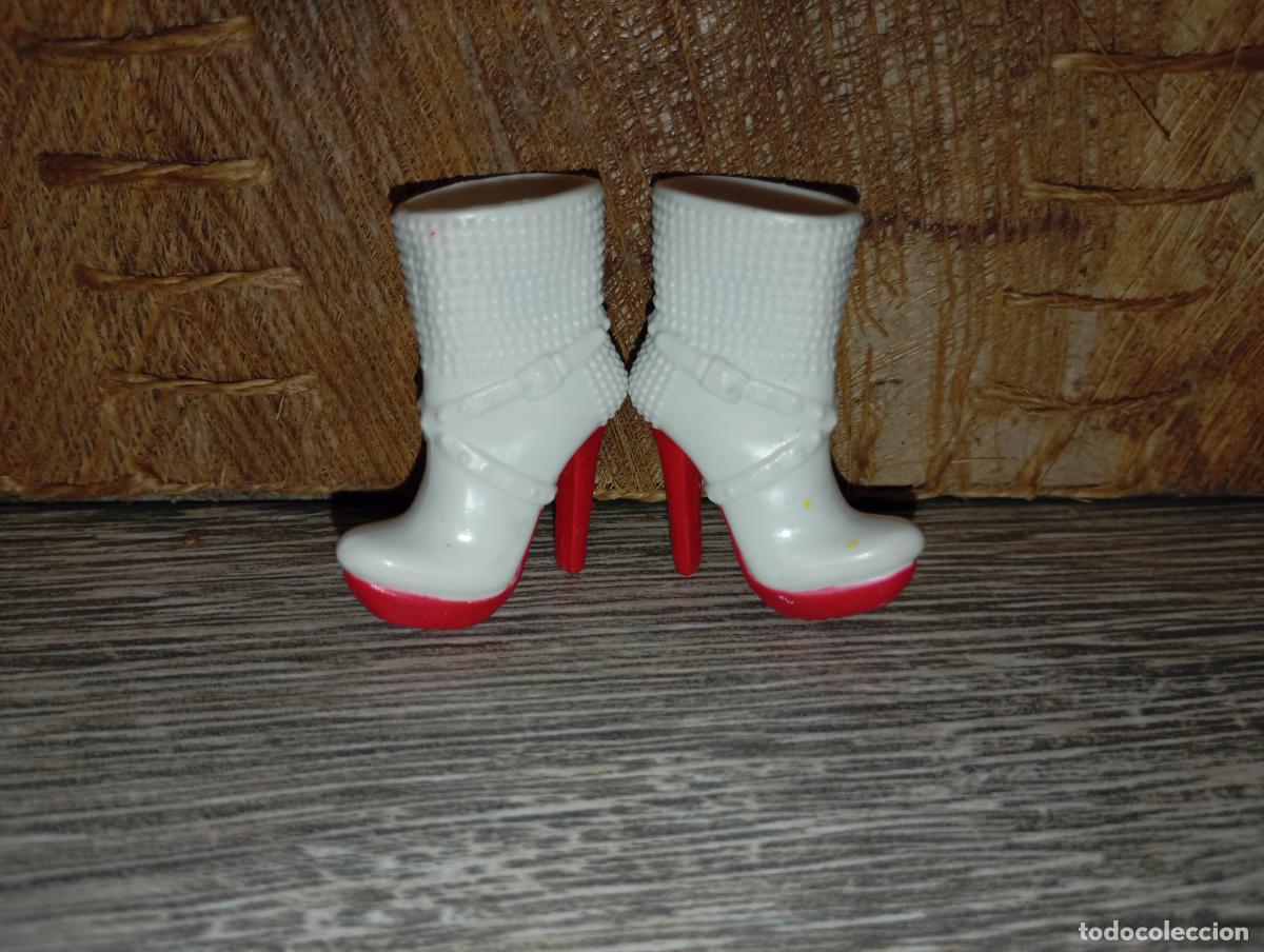 Mu&ntilde;ecas modernas: Botas de mu&ntilde;eca Bratz - Foto 1