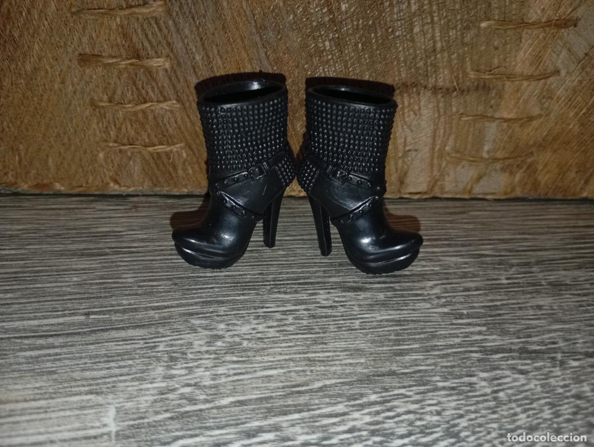Mu&ntilde;ecas modernas: Botas de mu&ntilde;eca Bratz - Foto 1