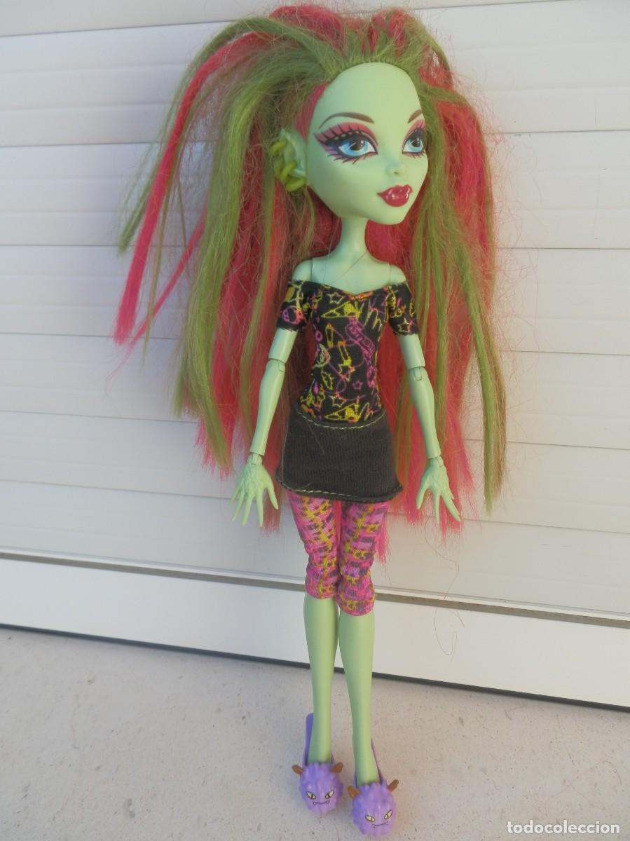 Mu&ntilde;ecas modernas: Monster High, Venus McFlytrap. EN LA NUCA 2011 MATTEL Y EN LA PELVIS 2009 MATTEL. - Foto 1