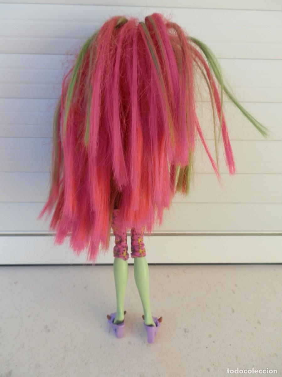 Mu&ntilde;ecas modernas: Monster High, Venus McFlytrap. EN LA NUCA 2011 MATTEL Y EN LA PELVIS 2009 MATTEL. - Foto 2