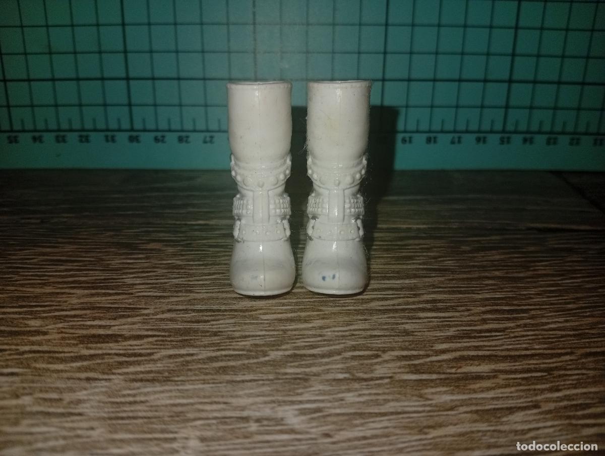 Mu&ntilde;ecas modernas: Zapatos botas de mu&ntilde;eca Bratz - Foto 2