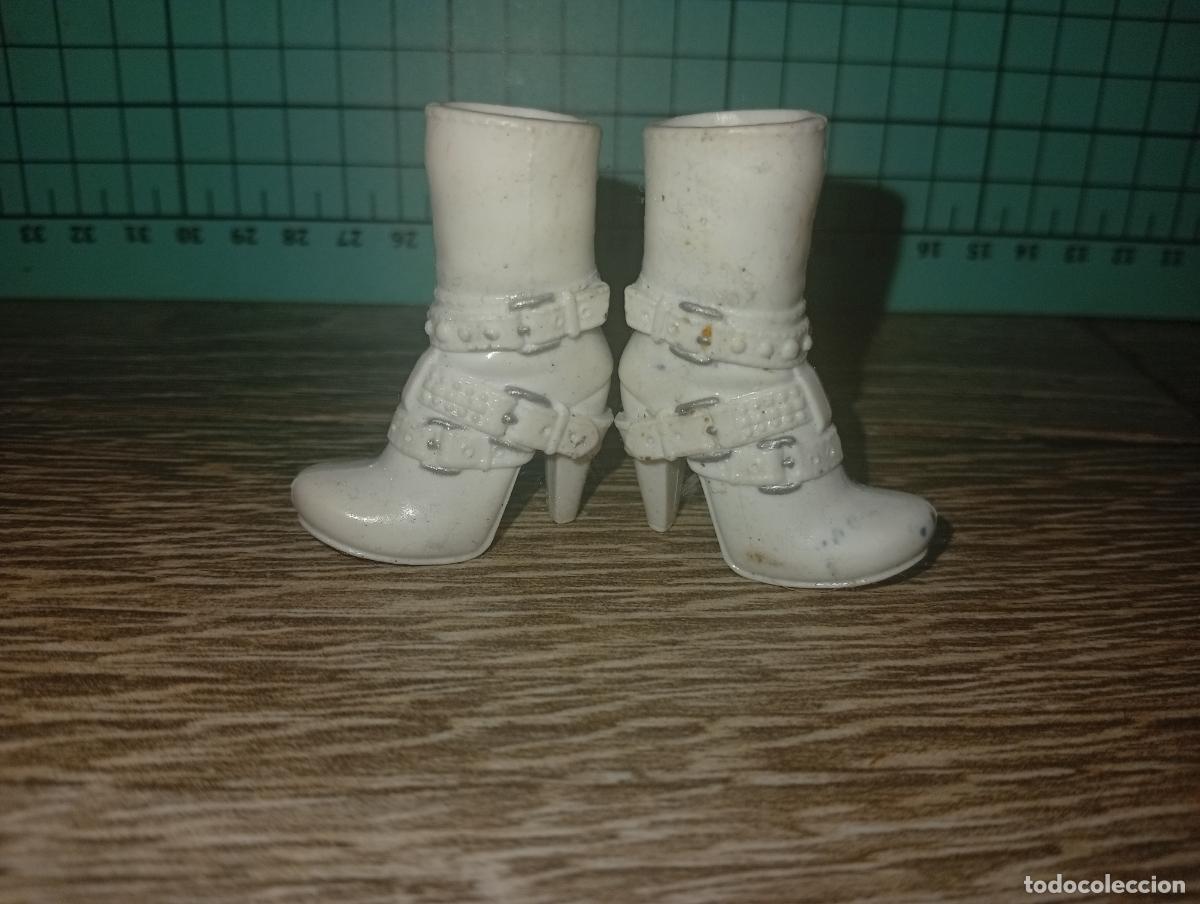 Mu&ntilde;ecas modernas: Zapatos botas de mu&ntilde;eca Bratz - Foto 1