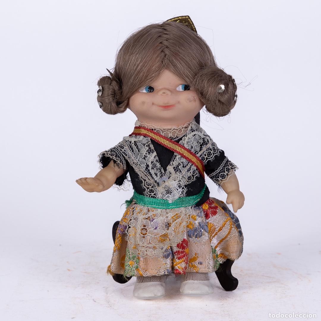 Mu&ntilde;ecas modernas: MU&Ntilde;ECA CON TRAJE TIPICO EN PERFECTO ESTADO - Foto 1