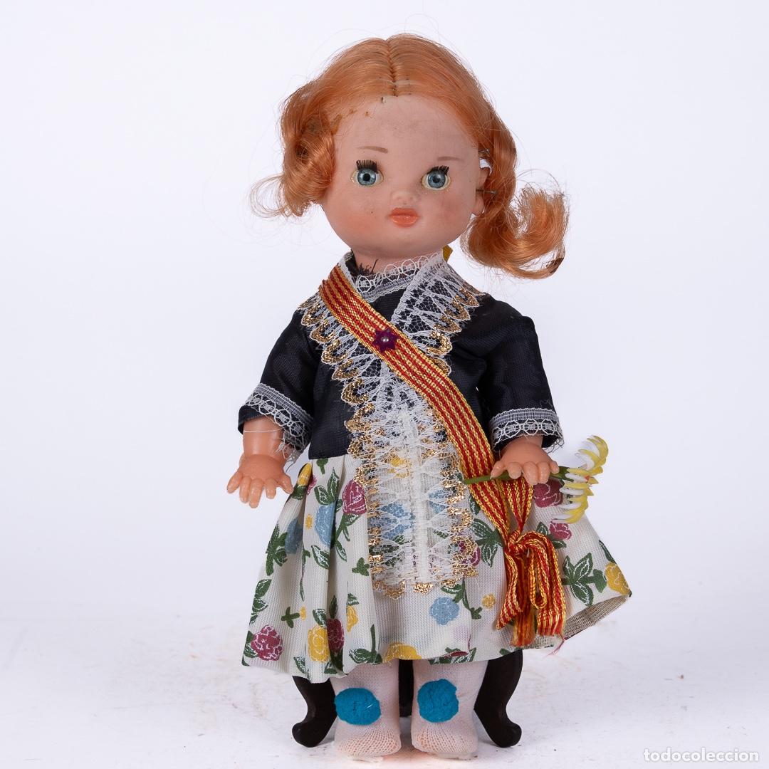 Mu&ntilde;ecas modernas: MU&Ntilde;ECA CON TRAJE TIPICO EN PERFECTO ESTADO - Foto 1