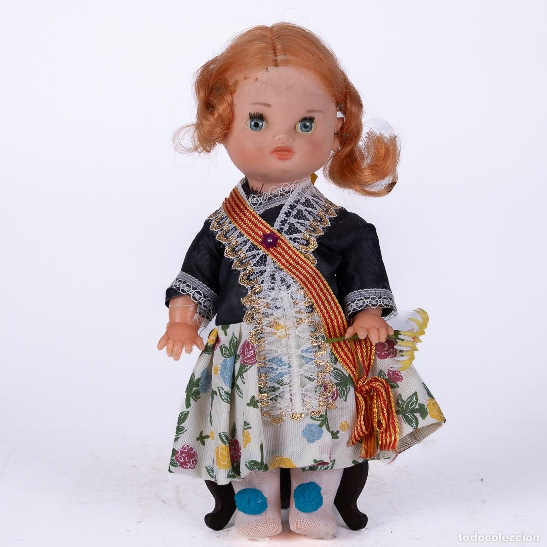 Mu&ntilde;ecas modernas: MU&Ntilde;ECA CON TRAJE TIPICO EN PERFECTO ESTADO - Foto 2