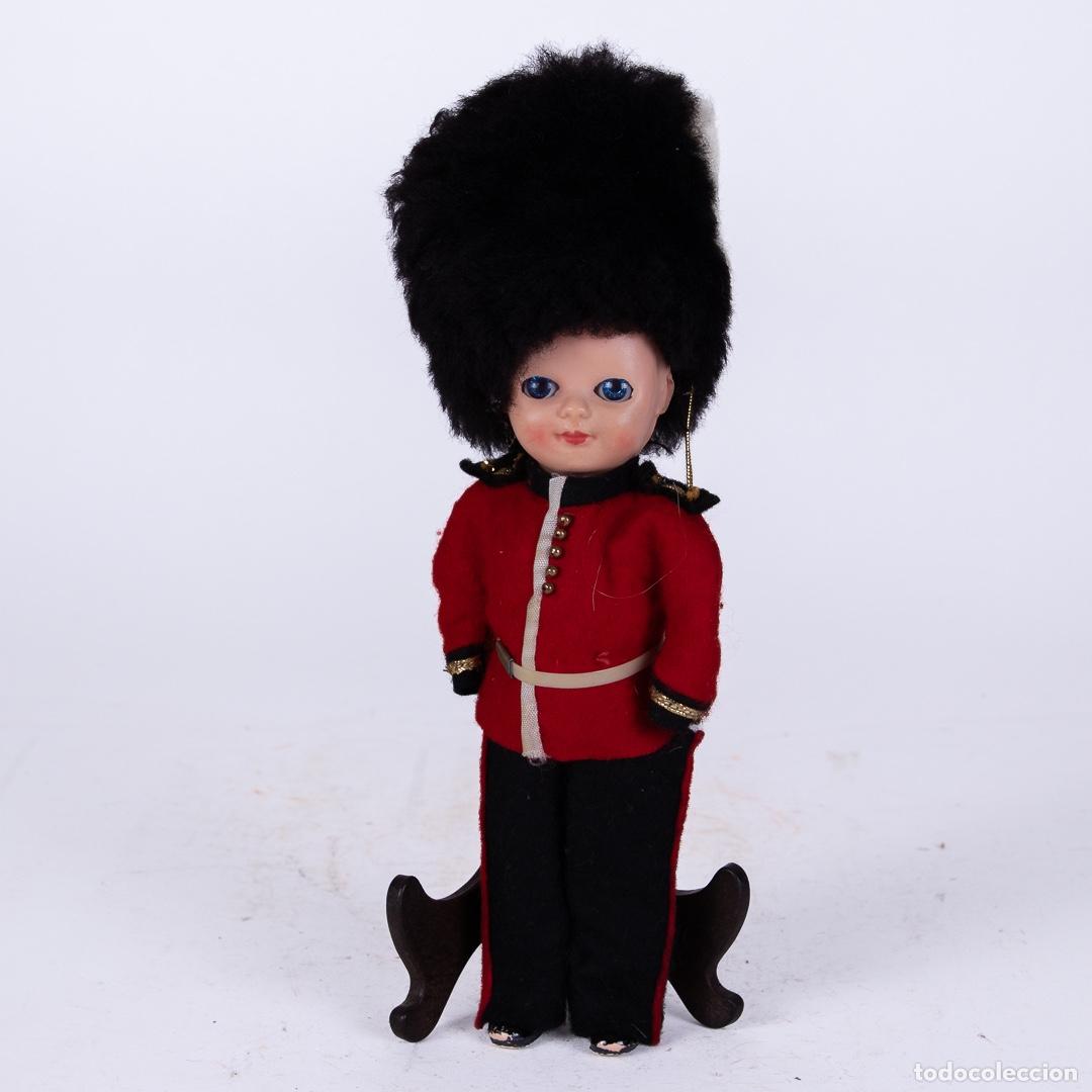 Mu&ntilde;ecas modernas: MU&Ntilde;ECO VESTIDO DE GUARDIA - Foto 1