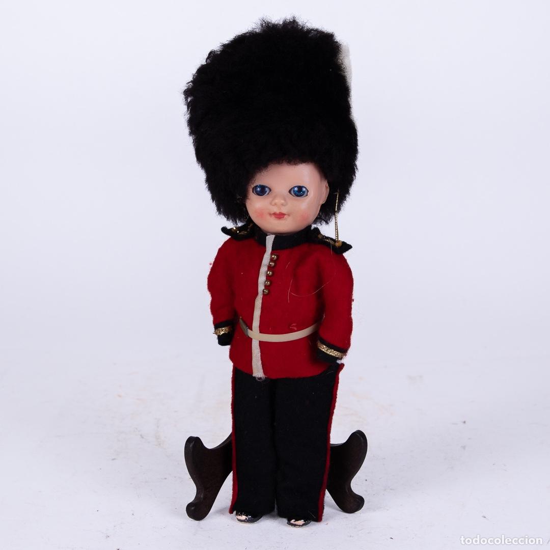 Mu&ntilde;ecas modernas: MU&Ntilde;ECO VESTIDO DE GUARDIA - Foto 2